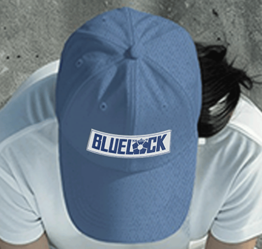 Casquette BLUE LOCH PATCH portée vue du dessus, design sportif et tendance inspiré du manga BLUE LOCK, idéale pour les amateurs de casquettes.