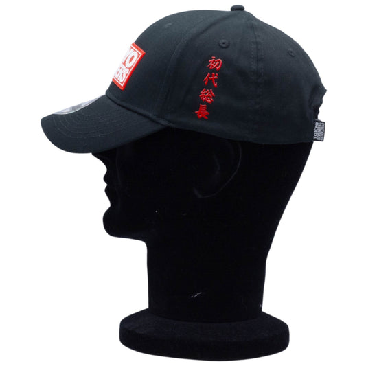 Casquette TOKYO REVENGERS noire avec broderie japonaise rouge sur le côté, accessoire manga stylé pour look urbain et collection SS25.