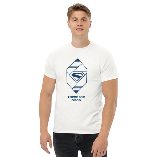 Homme portant un t-shirt blanc Force for Good avec emblème géométrique bleu du film Superman 2025, style moderne et super-héros.