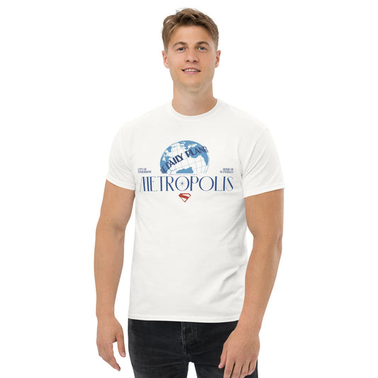 Homme portant un t-shirt blanc Metropolis Daily Planet avec emblème Superman 2025, parfait pour les amateurs de super-héros DC Comics.