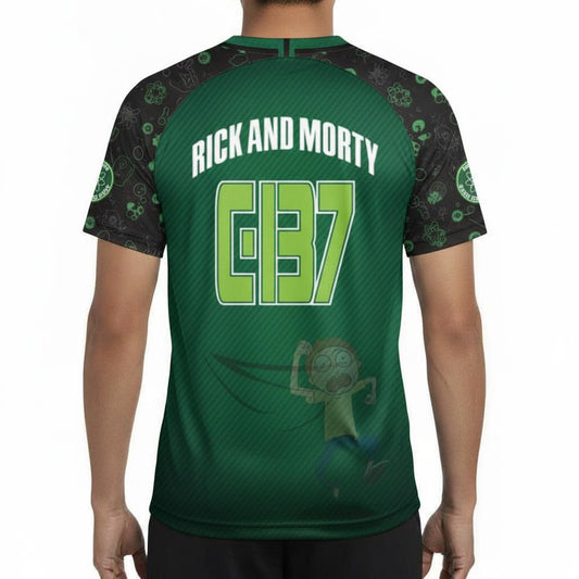 Dos du maillot Rick and Morty 13 avec inscription C-137 et illustration de Morty en fuite, design unique pour collectionneurs de produits dérivés.