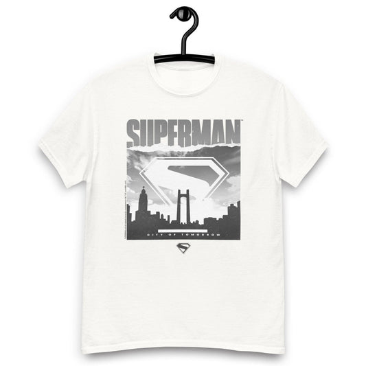 T-shirt blanc Superman City of Tomorrow avec logo emblématique et silhouette de ville futuriste, design officiel du film Superman 2025.