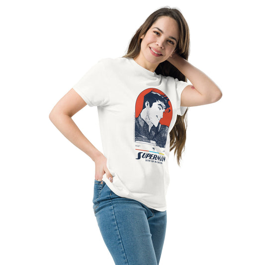 Femme portant un T-shirt blanc Superman Look Up In The Sky avec art rétro du nouveau film Superman 2025. Haut tendance pour amateurs de super-héros.