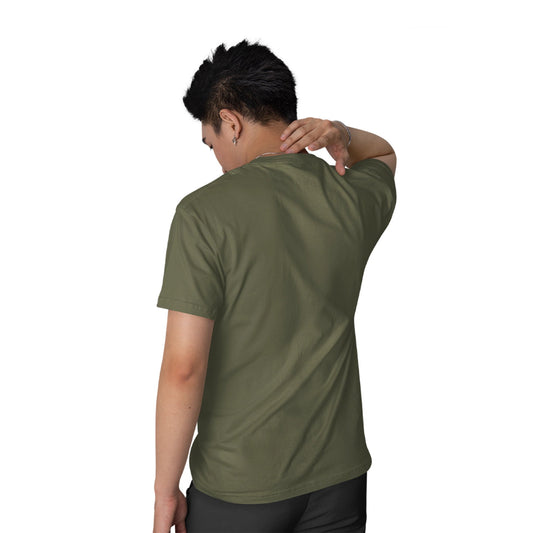 Vue arrière du T-shirt Hulk Marvel -MARVEL HULK SKETCH porté, montrant la coupe classique et la couleur kaki unie sans imprimé.