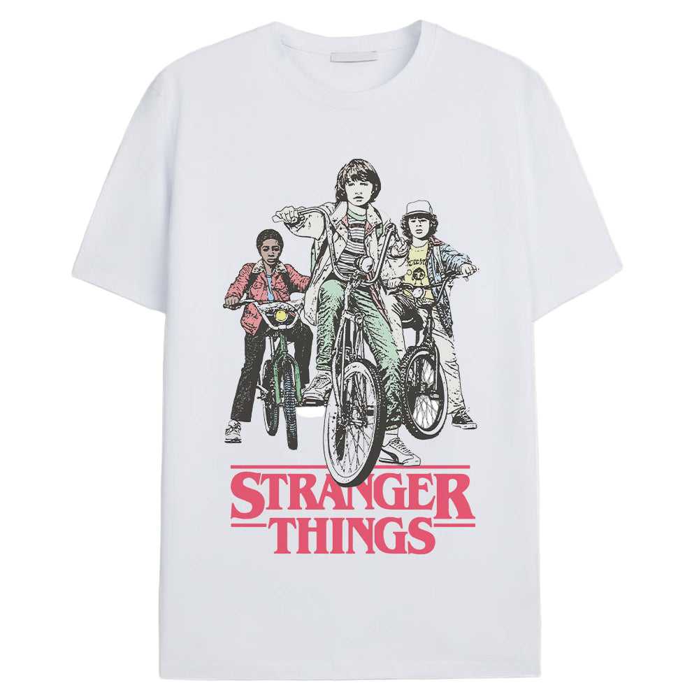 T-shirt Stranger Things - Retro Bikers - Legend Stuff avec illustration des personnages à vélo, style vintage. T-shirt classique pour fans de la série Netflix.