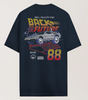 Vue arrière du T-shirt Retour vers le futur - ICONIC FUTURE PAST avec grand visuel DeLorean, texte Back to the Future et éléments graphiques rétro.