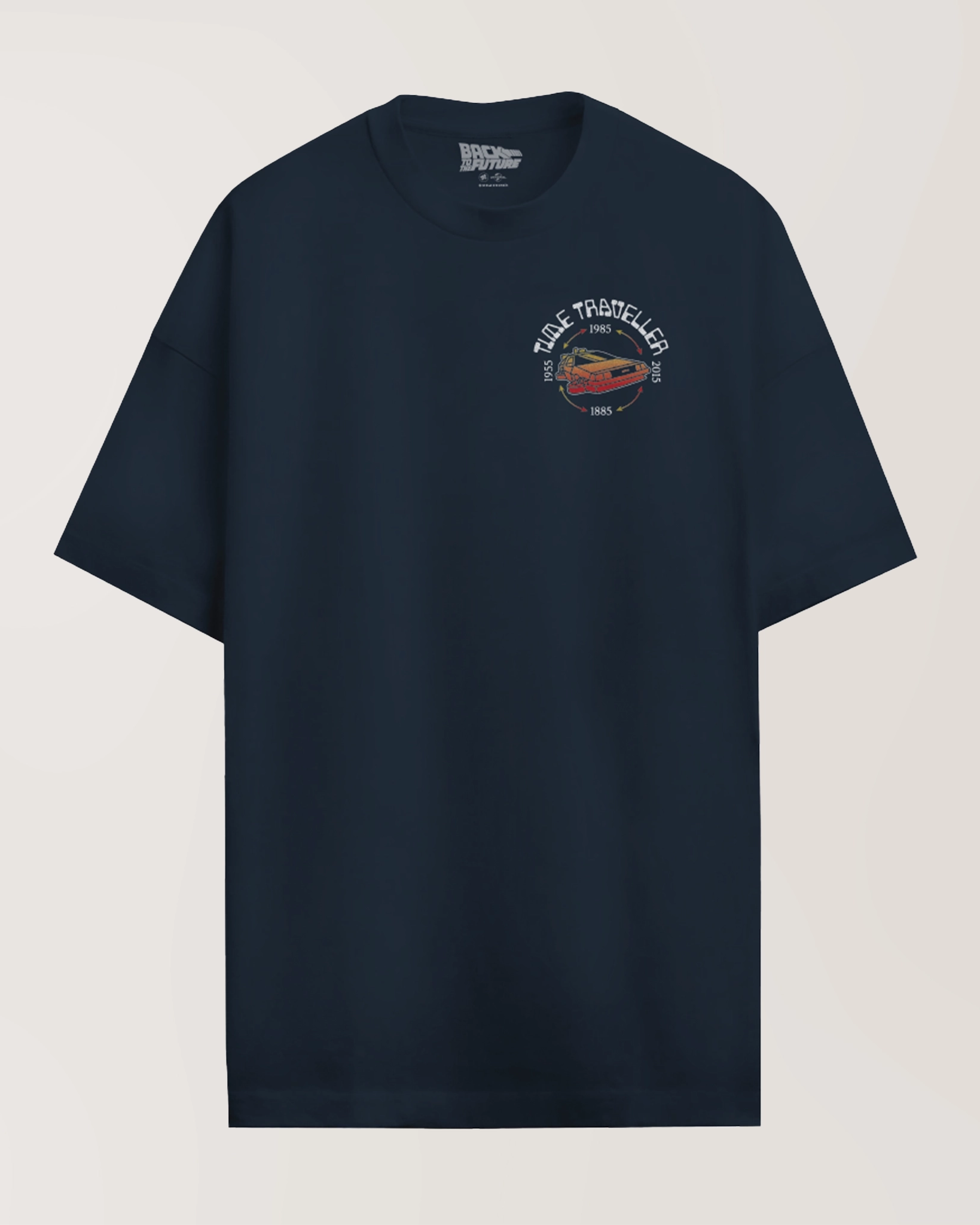 T-shirt Retour vers le futur - ICONIC FUTURE PAST en vue face, coloris bleu marine avec petit motif DeLorean et dates emblématiques imprimées sur la poitrine.