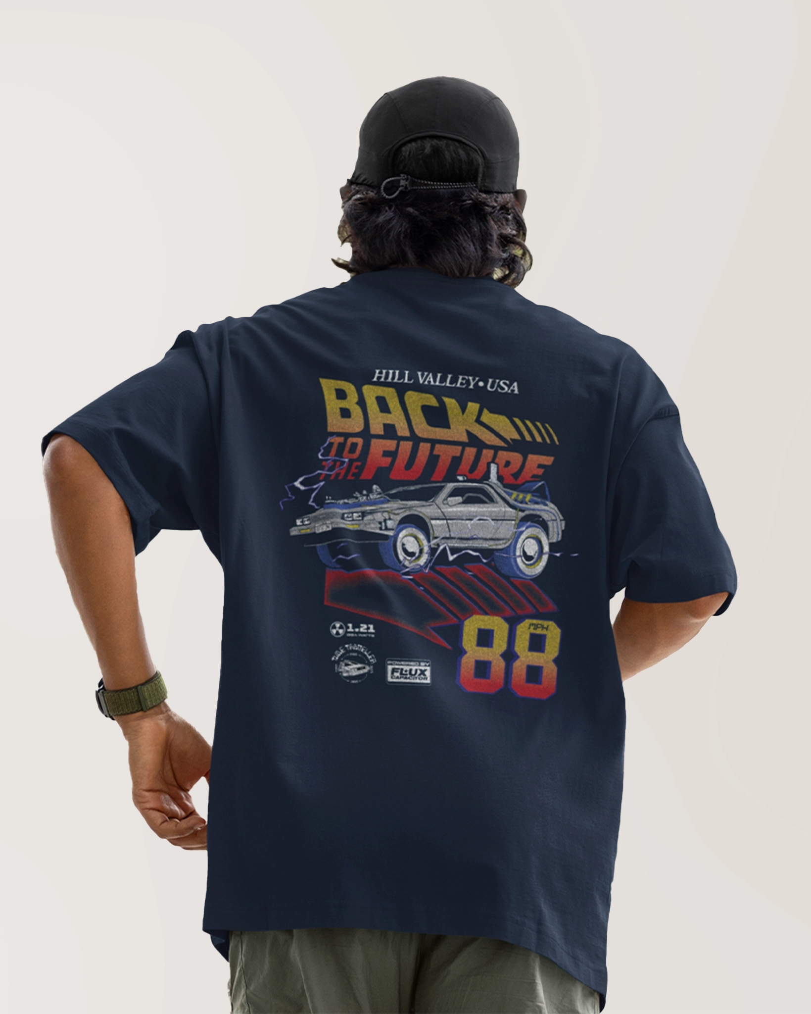 Dos du T-shirt Retour vers le futur - ICONIC FUTURE PAST avec illustration de la DeLorean, logo Hill Valley et chiffre 88, design vintage et dynamique.