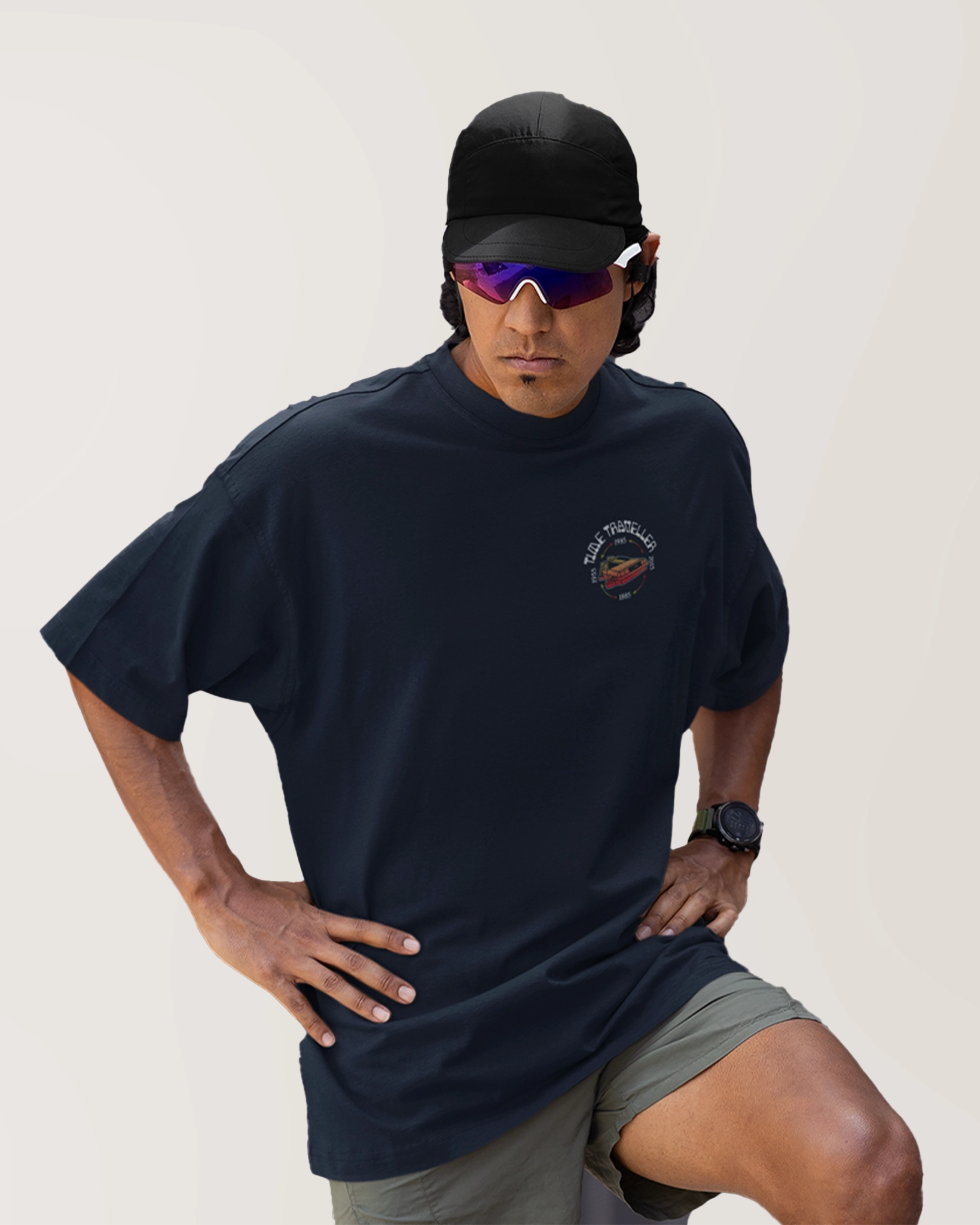 T-shirt Retour vers le futur - ICONIC FUTURE PAST oversize porté par un homme, coupe ample et logo discret sur la poitrine. Style rétro inspiré du film culte.