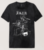 T-shirt DC Comics Joker - THE JOKER à plat, avec trois Jokers menaçants en illustration monochrome et logo THE JOKER en haut.