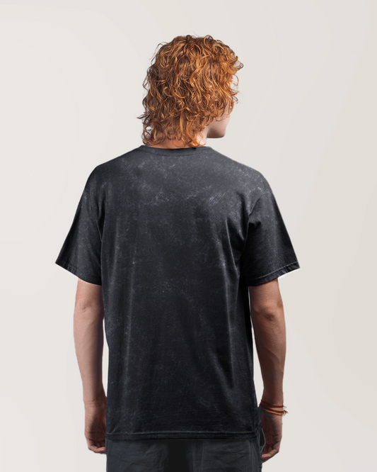 Vue arrière du T-shirt DC Comics Joker - THE JOKER porté, montrant un dos uni noir effet stonewash sans motif.