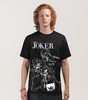T-shirt DC Comics Joker - THE JOKER porté par un homme, avec trois illustrations du Joker en noir et blanc sur fond stonewash noir.