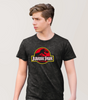 T-shirt Jurassic Park pour homme avec logo Jurassic classique rouge et jaune sur fond noir stonewashed, coupe droite moderne.