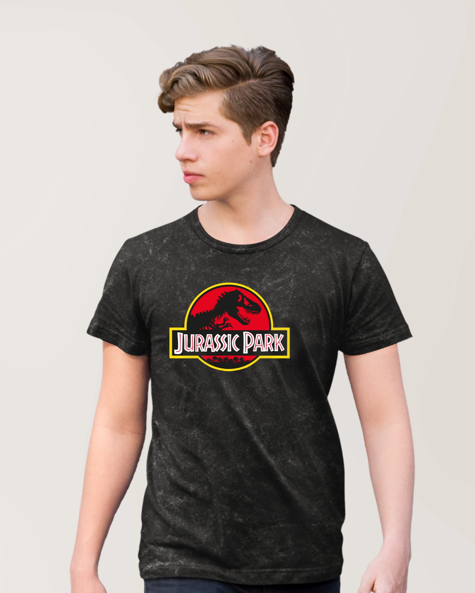 T-shirt Jurassic Park pour homme avec logo Jurassic classique rouge et jaune sur fond noir stonewashed, coupe droite moderne.