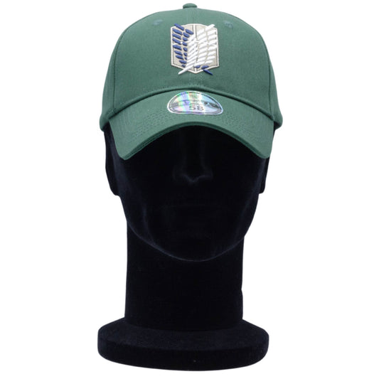Casquette verte L'Attaque des Titans avec blason du Bataillon d'exploration brodé à l'avant. Casquette baseball sous licence officielle anime.
