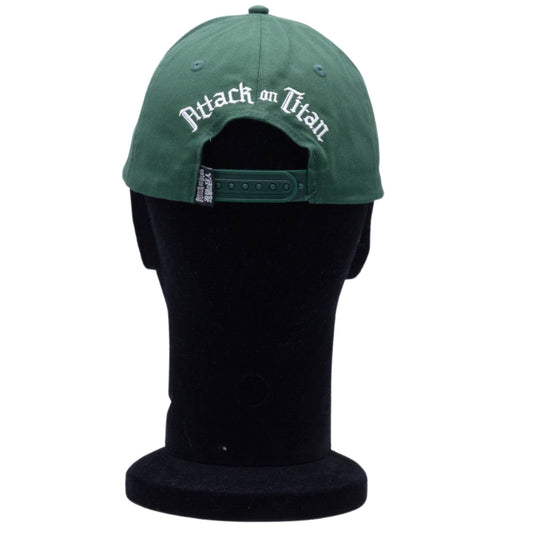 Vue arrière de la casquette L'Attaque des Titans avec inscription 'Attack on Titan' brodée et fermeture réglable. Accessoire manga tendance SS25.