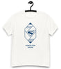 T-shirt blanc suspendu avec imprimé géométrique Force for Good en bleu, inspiré du nouveau Superman 2025, catégorie vêtements super-héros.
