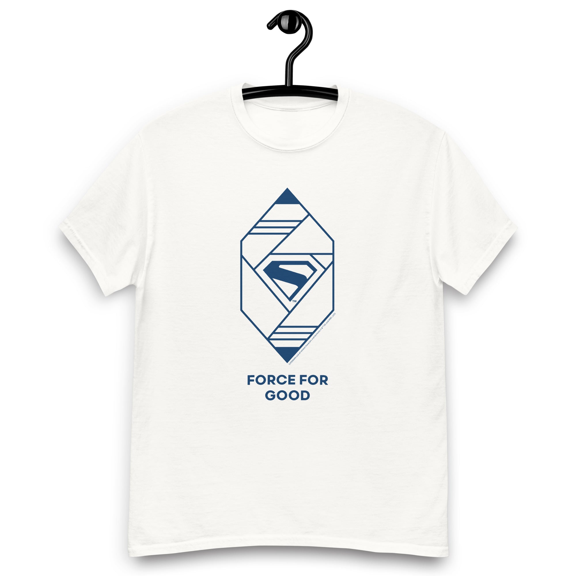 T-shirt blanc suspendu avec imprimé géométrique Force for Good en bleu, inspiré du nouveau Superman 2025, catégorie vêtements super-héros.