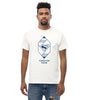 Homme posant avec un t-shirt blanc Force for Good, emblème Superman 2025 en bleu, look casual inspiré des super-héros DC Comics.