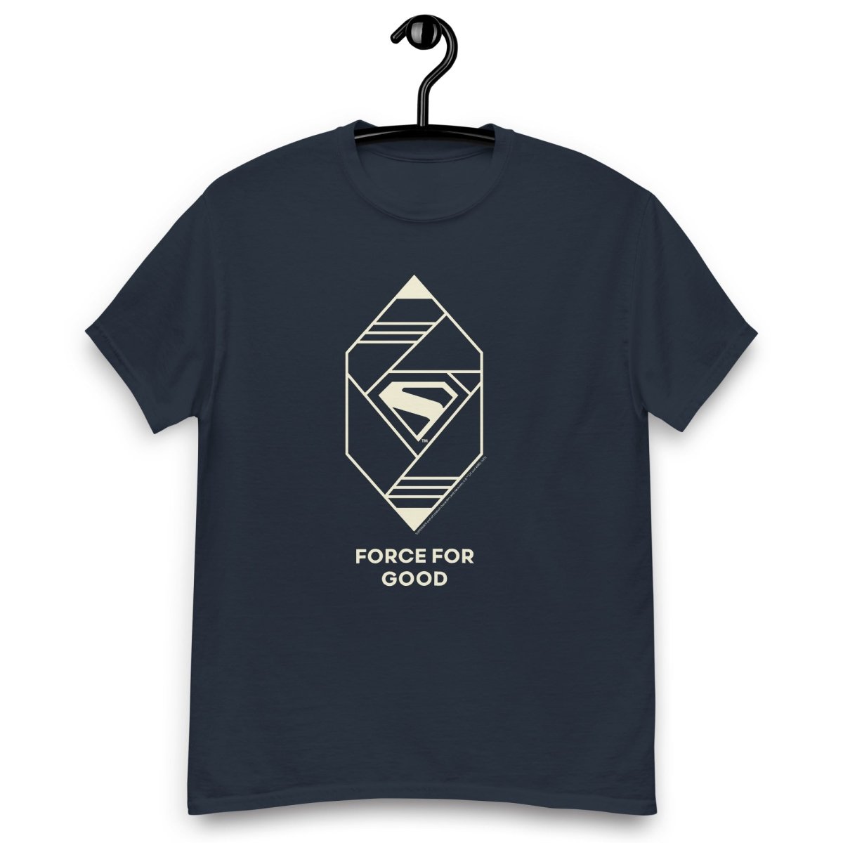 T-shirt bleu marine avec motif Force for Good, logo Superman stylisé en beige, design du film Superman 2025, style comics emblématique.