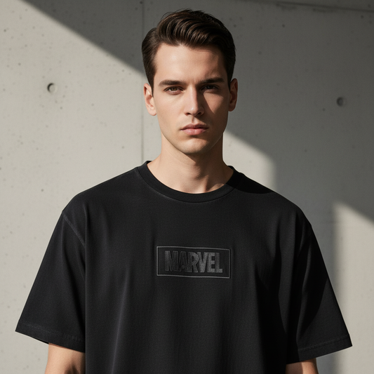 T-Shirt Oversize Marvel Monogram Black Edition Premium – Logo Minimaliste Officiel