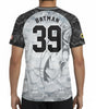 Vue arrière du maillot SOCCER JERSEY BATMAN 39 avec le nom BATMAN et le numéro 39, design inspiré de l'univers DC Comics et motifs sombres stylisés.