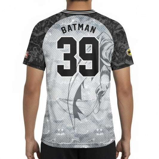 Vue arrière du maillot SOCCER JERSEY BATMAN 39 avec le nom BATMAN et le numéro 39, design inspiré de l'univers DC Comics et motifs sombres stylisés.