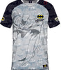 T-shirt collector SOCCER JERSEY BATMAN 39 avec visuel de Batman sur fond gris, logos officiels DC Comics et Gotham City, manches à motifs noirs.