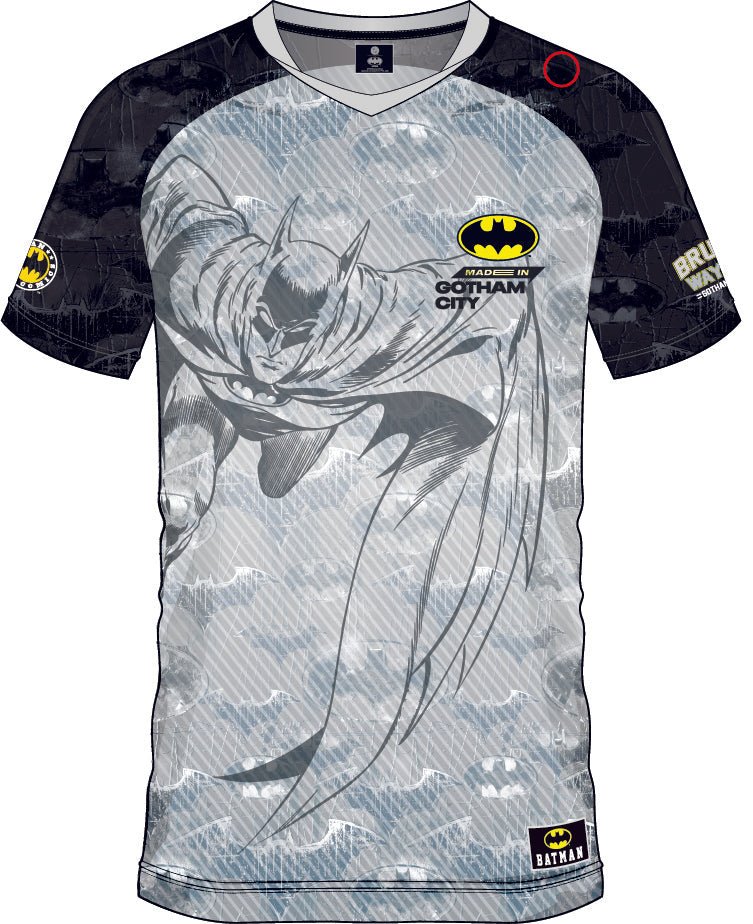 T-shirt collector SOCCER JERSEY BATMAN 39 avec visuel de Batman sur fond gris, logos officiels DC Comics et Gotham City, manches à motifs noirs.
