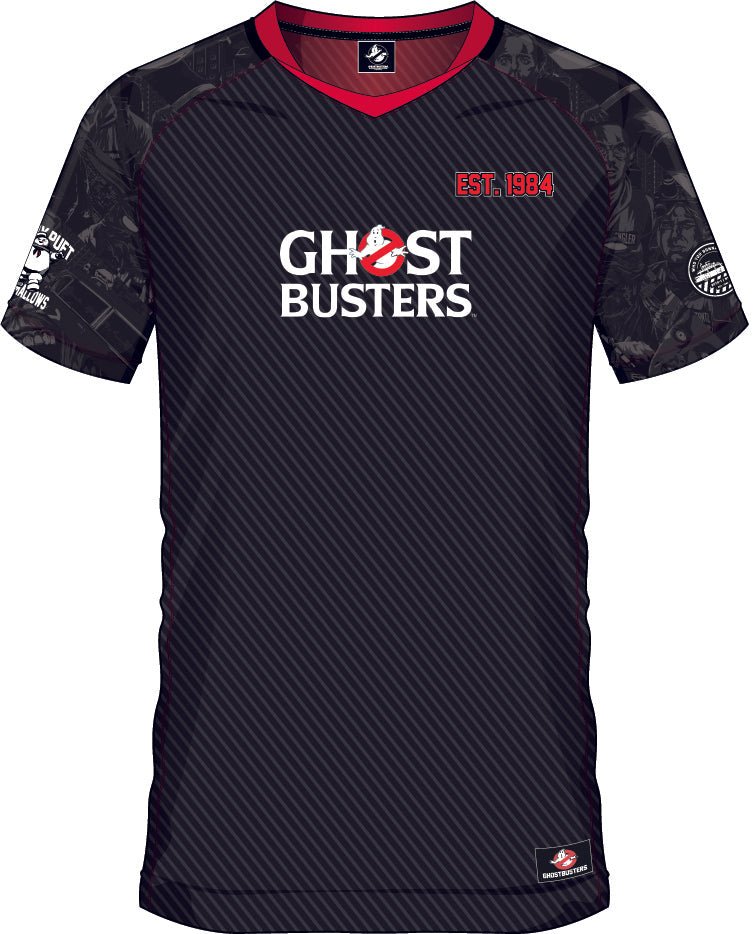Maillot de football noir GHOSTBUSTERS 84 avec logo emblématique sur le devant, détails rouges et manches illustrées, pour fans de la licence culte.