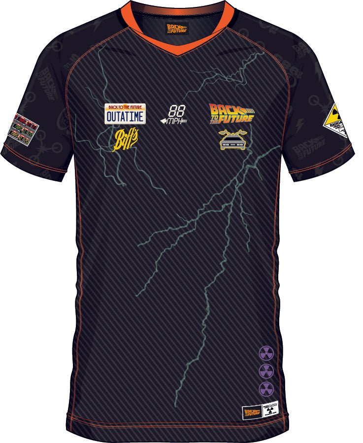 Maillot de football noir 'HEY MCFLY 85' inspiré de Retour vers le Futur avec éclairs, logos emblématiques et détails rétro sur le devant.