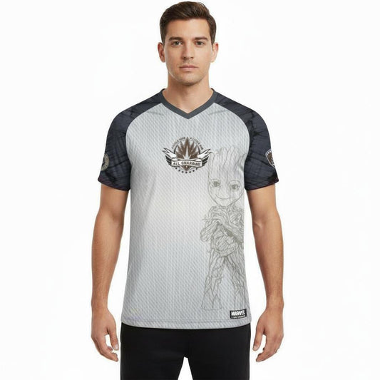 Maillot de football Marvel 'I AM GROOT 60' pour homme avec illustration de Groot sur le devant et logo All Guardian, manches noires contrastées.