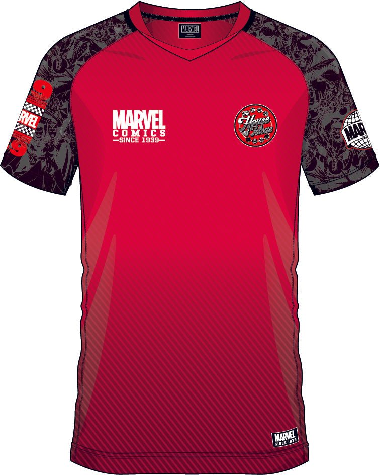 Maillot de football rouge MARVEL 1939 GROUP avec logo Marvel Comics sur la poitrine et motifs de super-héros sur les manches. Idéal pour les fans de Marvel et les collectionneurs de maillots de sport.
