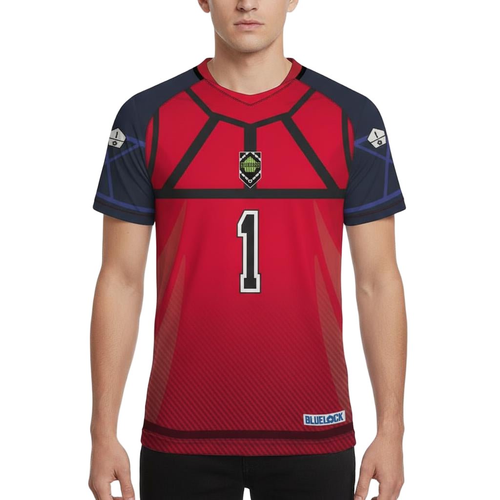 Maillot de football SOCCER JERSEY RIN ITOSHI 1 rouge et noir porté, inspiré de Blue Lock, avec le numéro 1 sur le devant. Idéal pour fans d'anime et sportifs.