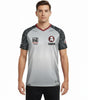 Maillot de football collector STORMTROOPER 77 gris avec logo Star Wars, manches noires à motifs et écussons officiels pour fans de la saga.