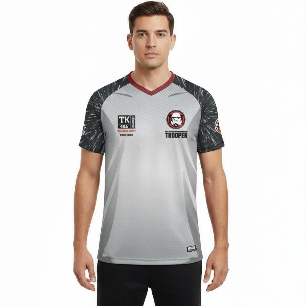 Maillot de football collector STORMTROOPER 77 gris avec logo Star Wars, manches noires à motifs et écussons officiels pour fans de la saga.