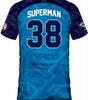 Dos du maillot Superman 38 bleu avec inscription blanche, design inspiré de DC Comics, parfait pour les collectionneurs de jerseys sportifs.
