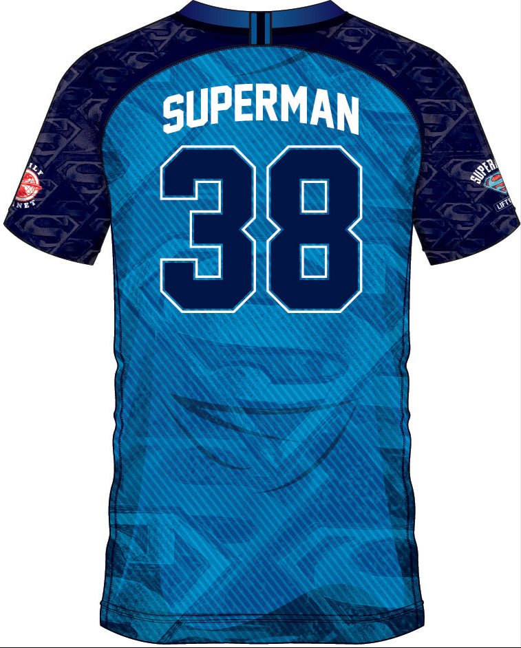 Dos du maillot Superman 38 bleu avec inscription blanche, design inspiré de DC Comics, parfait pour les collectionneurs de jerseys sportifs.