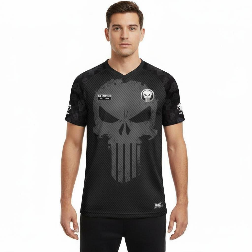 Maillot de football noir THE PUNISHER 74 avec logo Marvel et crâne emblématique sur le devant, parfait pour les fans de Marvel et de sport.