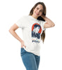Femme portant un T-shirt blanc Superman Look Up In The Sky avec art rétro du nouveau film Superman 2025. Haut tendance pour amateurs de super-héros.