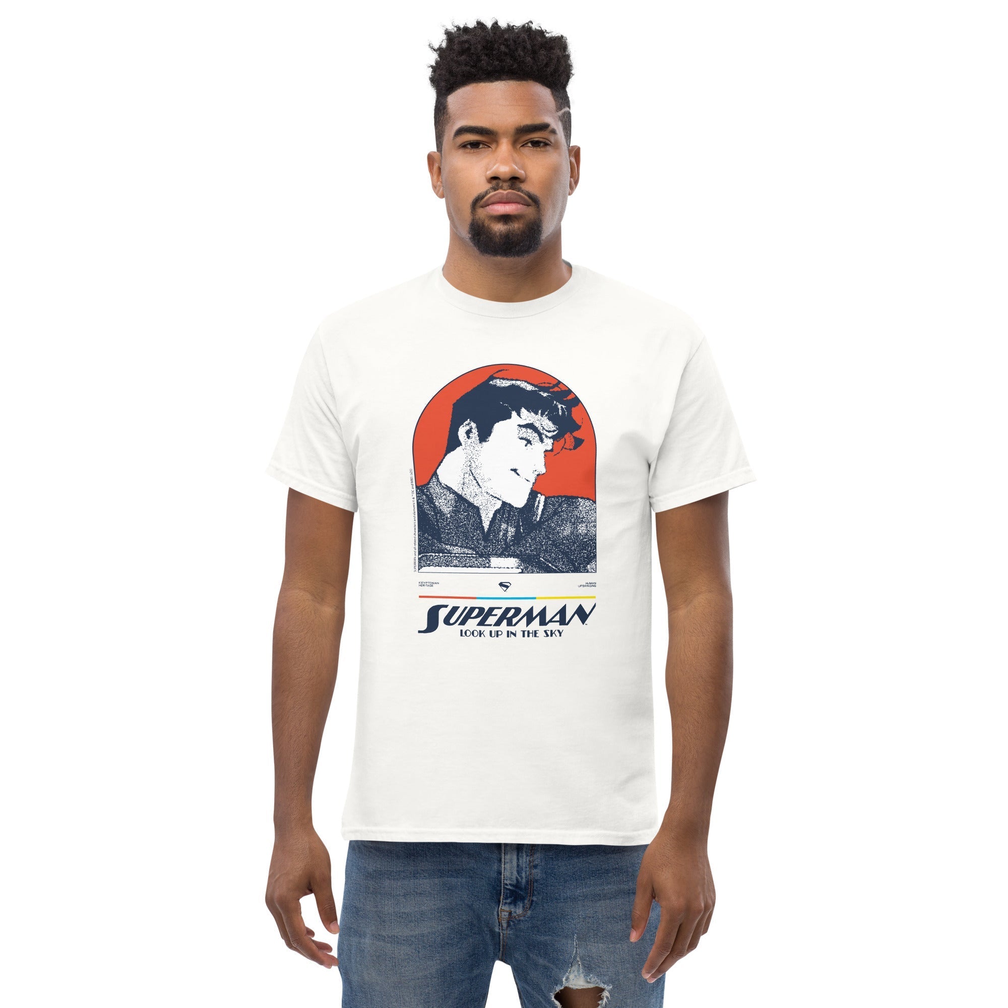Homme debout portant un T-shirt Superman Look Up In The Sky blanc avec visuel rétro. T-shirt tendance inspiré du nouveau film Superman 2025.