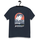 T-shirt bleu marine Superman Look Up In The Sky avec visuel rétro inspiré du film Superman 2025. Idéal pour les fans de comics et de DC Comics.