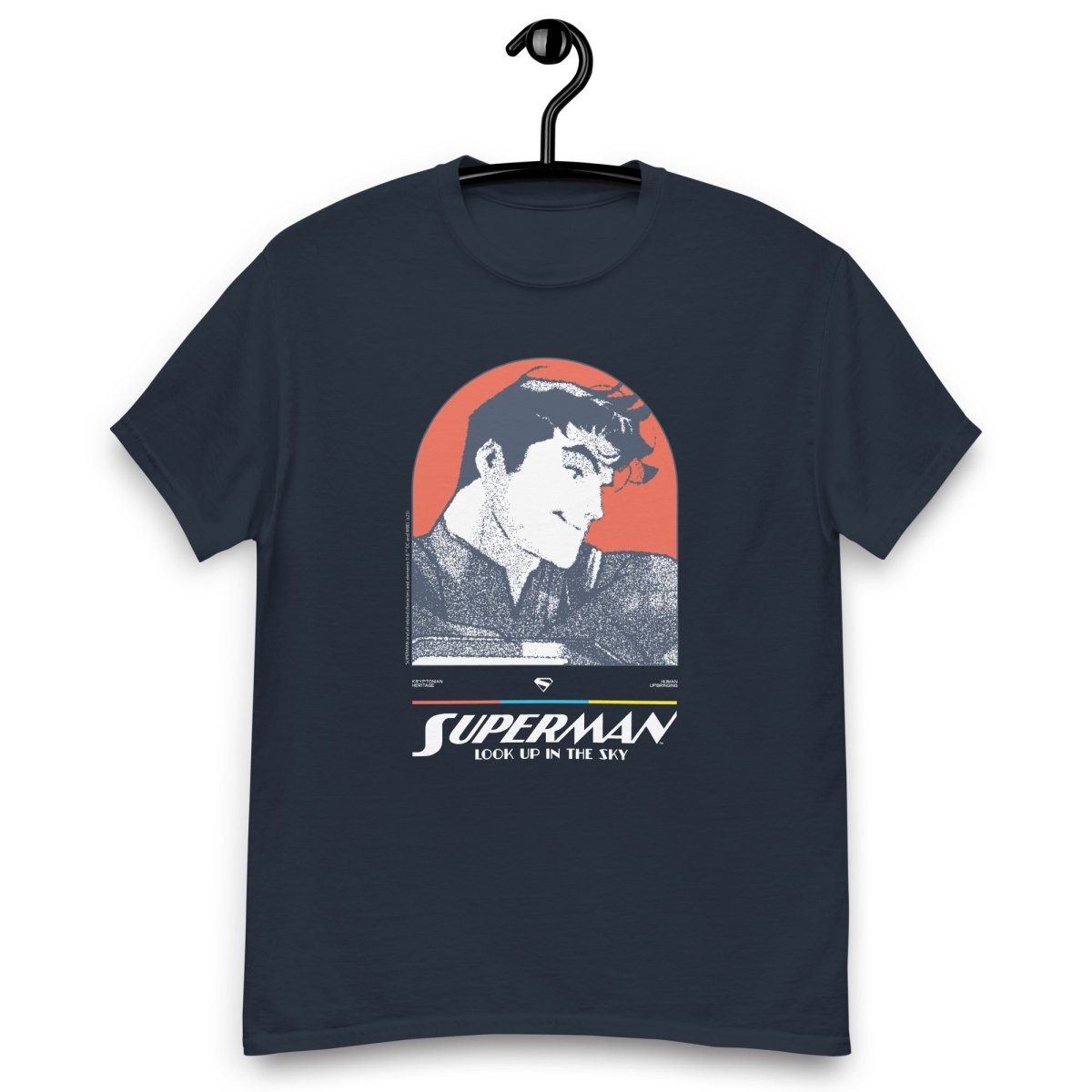 T-shirt bleu marine Superman Look Up In The Sky avec visuel rétro inspiré du film Superman 2025. Idéal pour les fans de comics et de DC Comics.
