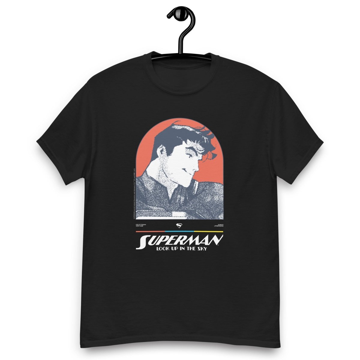 T-shirt noir Superman Look Up In The Sky avec illustration rétro du super-héros inspirée du film Superman 2025. Design vintage pour fans de DC Comics.