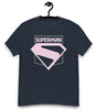 T-shirt bleu marine avec logo Superman rose pastel, design moderne du film Superman 2025, vêtement tendance pour amateurs de comics.