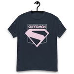 T-shirt bleu marine avec logo Superman rose pastel, design moderne du film Superman 2025, vêtement tendance pour amateurs de comics.