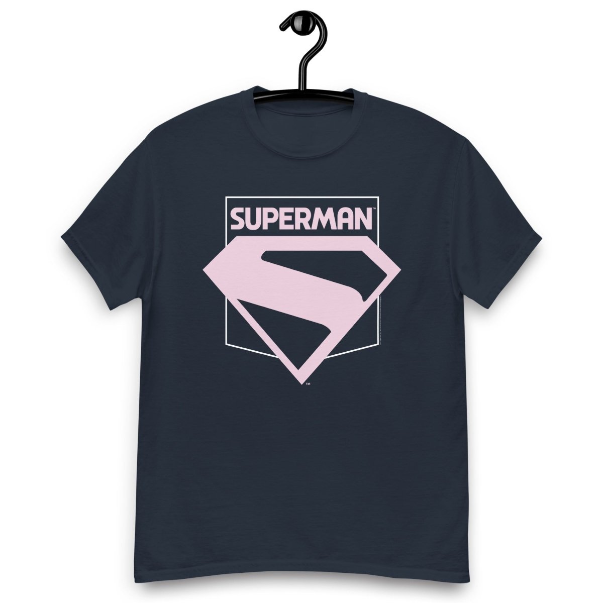 T-shirt bleu marine avec logo Superman rose pastel, design moderne du film Superman 2025, vêtement tendance pour amateurs de comics.