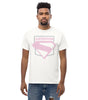Homme en t-shirt blanc avec logo Superman rose pastel, design du nouveau film Superman 2025, look moderne pour amateurs de super-héros.