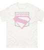 T-shirt blanc avec grand logo Superman rose pastel centré, inspiré du film Superman 2025, parfait pour les passionnés de super-héros.