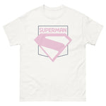 T-shirt blanc avec grand logo Superman rose pastel centré, inspiré du film Superman 2025, parfait pour les passionnés de super-héros.